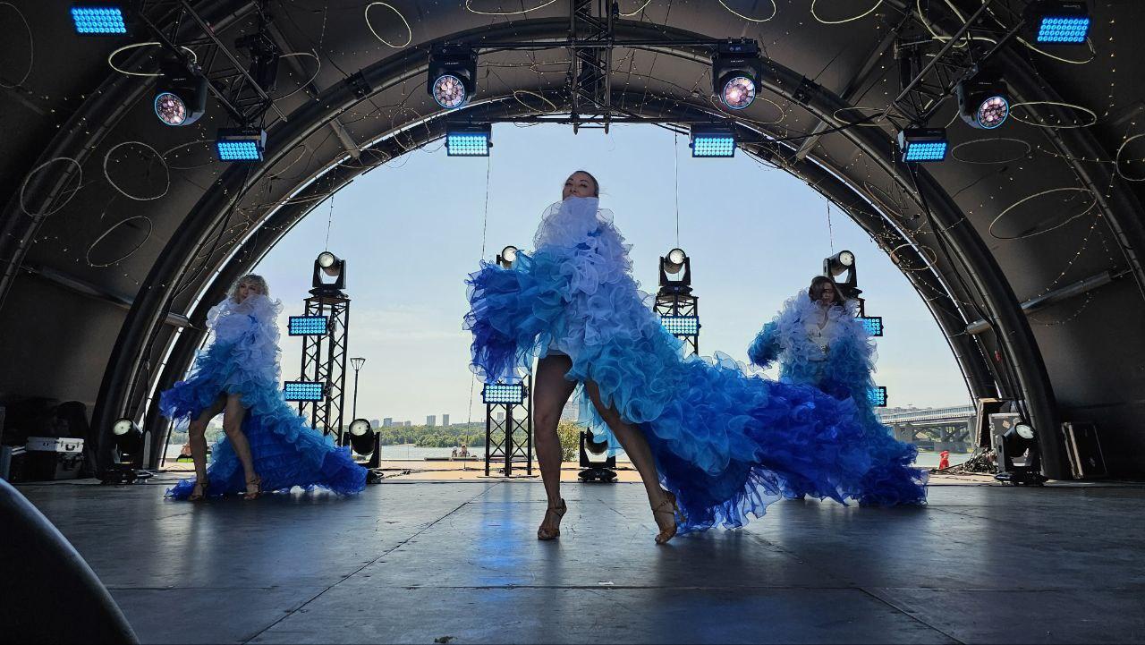 Фото Гигантская яичница и турнир по ловле рыбы. Опубликованы кадры масштабного «Пикник феста» на Михайловской набережной 20 - Сиб.ФМ Фото Гигантская яичница и турнир по ловле рыбы. Опубликованы кадры масштабного «Пикник феста» на Михайловской набережной 20